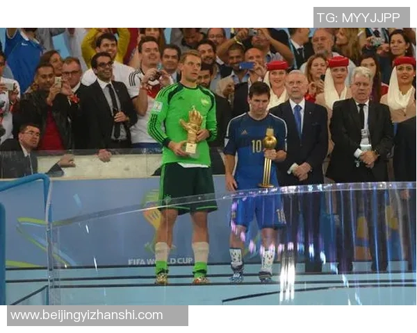 足球明星偶遇偶像瞬间感动无数球迷的珍贵时刻