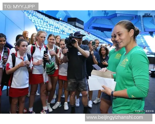 当足球场上绽放的花朵她是女主也是全场瞩目的明星
